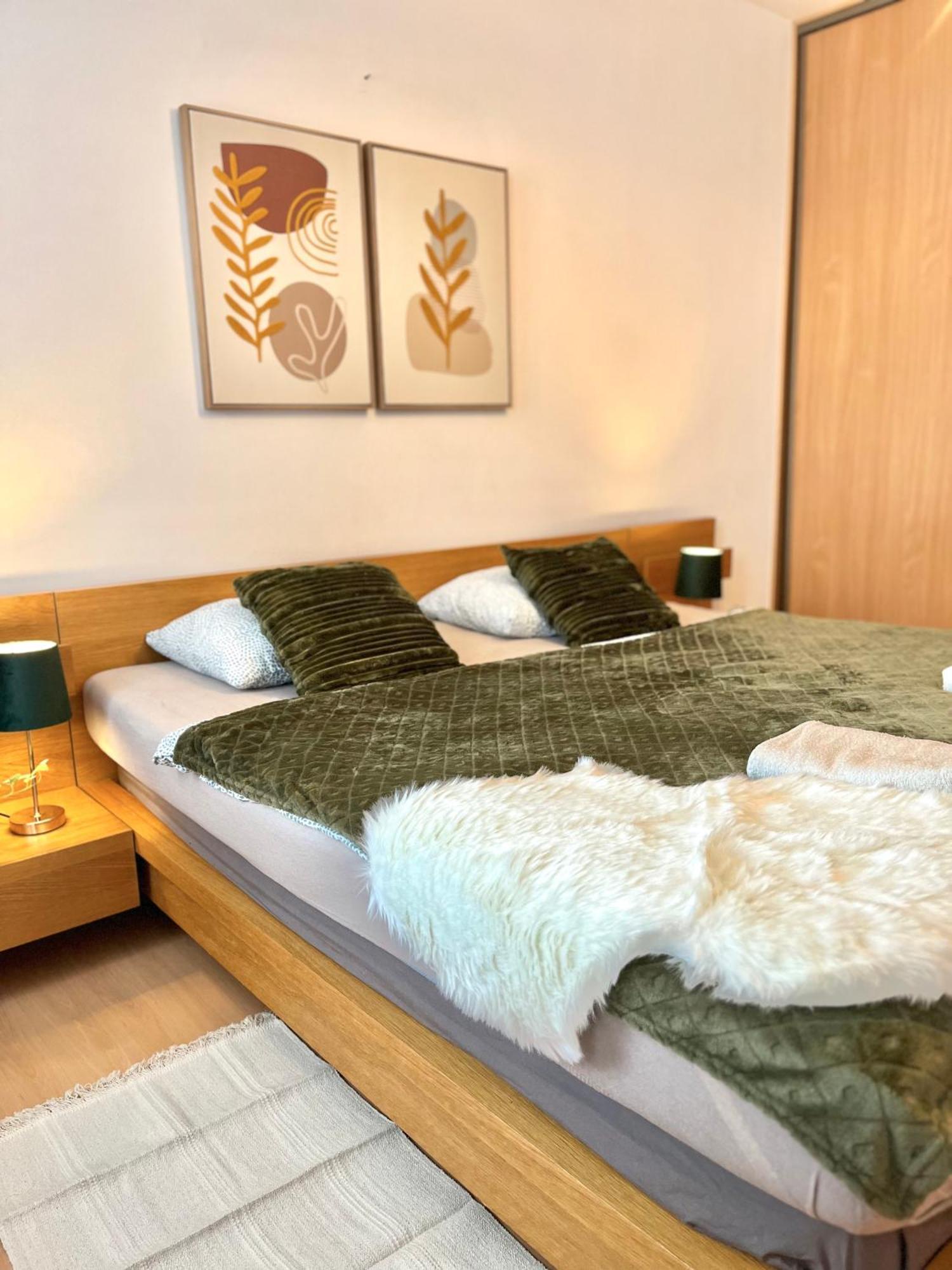 Apartment Tina - Old Town, Ac, Free Private Parking Bratislava Buitenkant foto