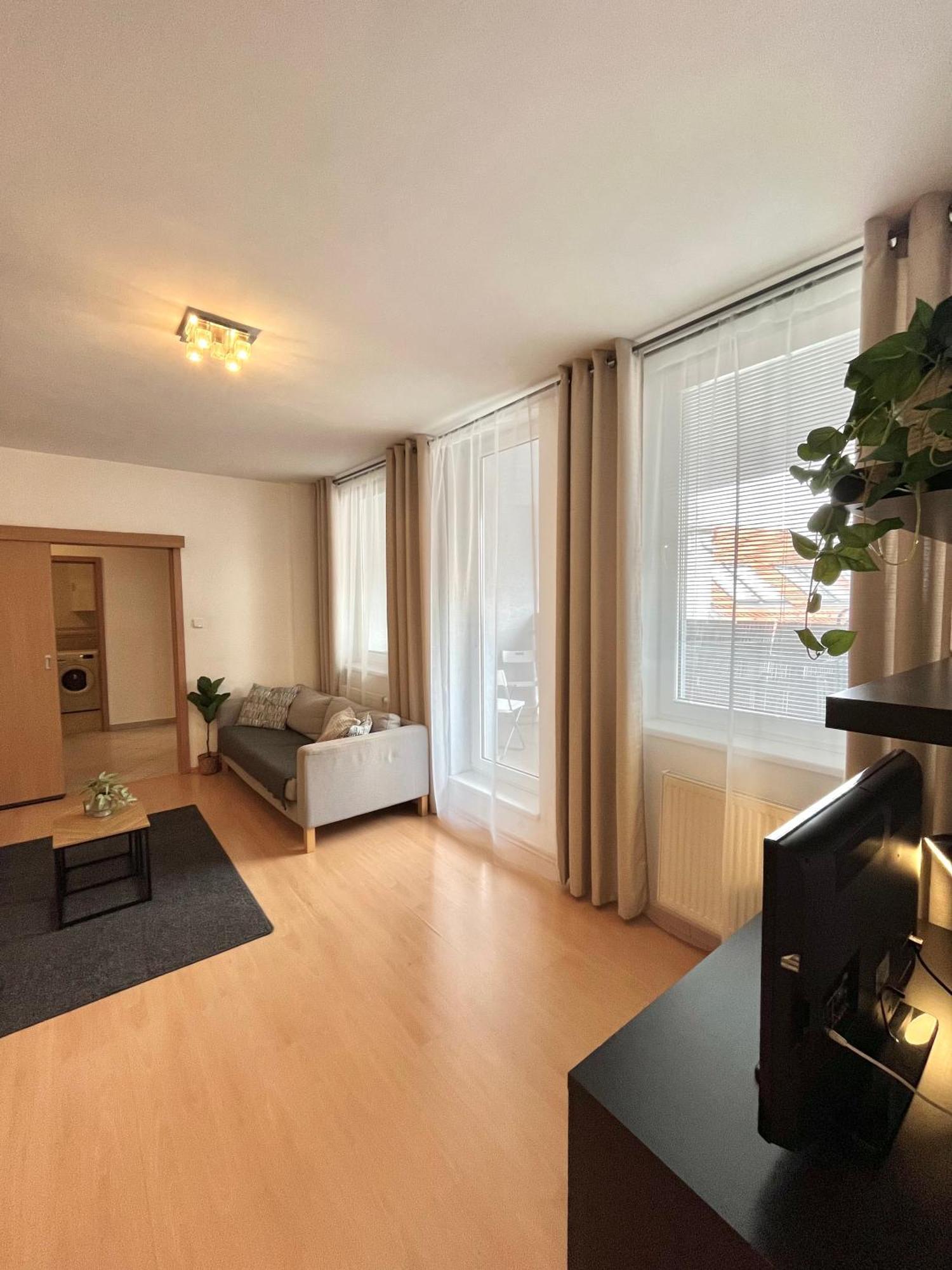 Apartment Tina - Old Town, Ac, Free Private Parking Bratislava Buitenkant foto